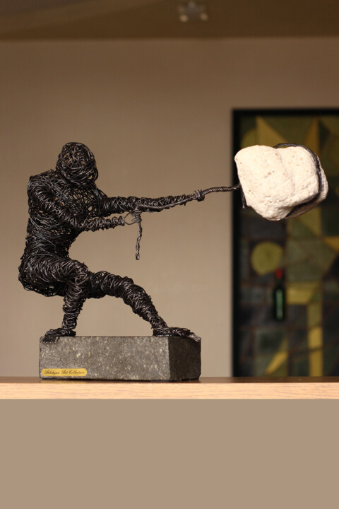 Escultura intitulada "CATCHING THE CHANCE" por Karen Axikyan, Obras de arte originais, Arame