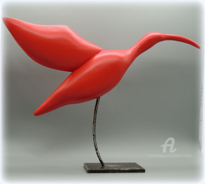 Γλυπτική με τίτλο "Ibis rouge en vol" από Karine Verdier, Αυθεντικά έργα τέχνης, Ξύλο