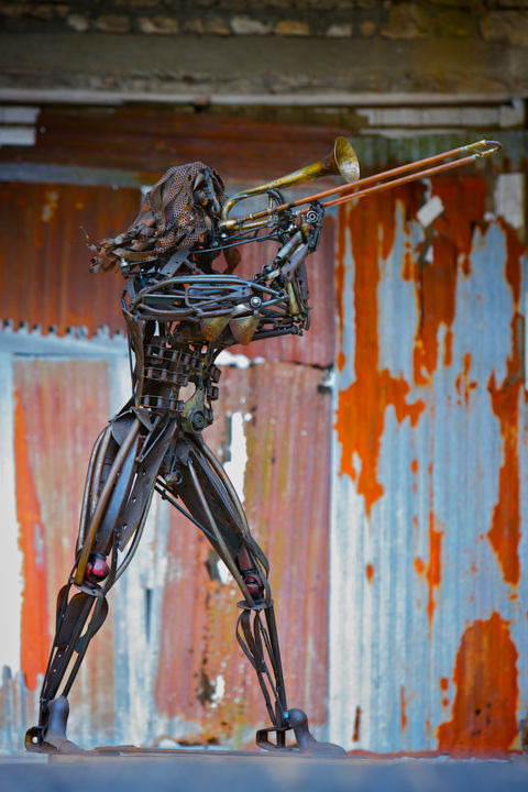 Sculpture titled "La tromboniste" by Karlito Randriamahefa Lewandoski, Original Artwork, Metals