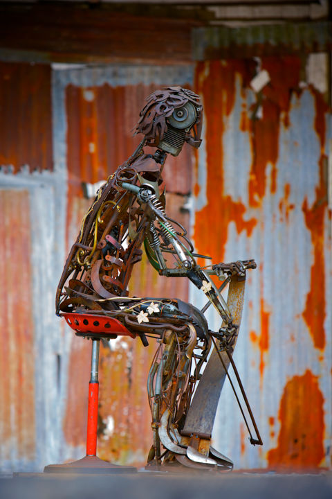 Sculpture titled "Le Sciiste" by Karlito Randriamahefa Lewandoski, Original Artwork, Metals