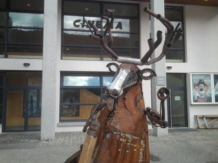 Skulptur mit dem Titel "la-vache-karibou7.j…" von Karlito Randriamahefa Lewandoski, Original-Kunstwerk