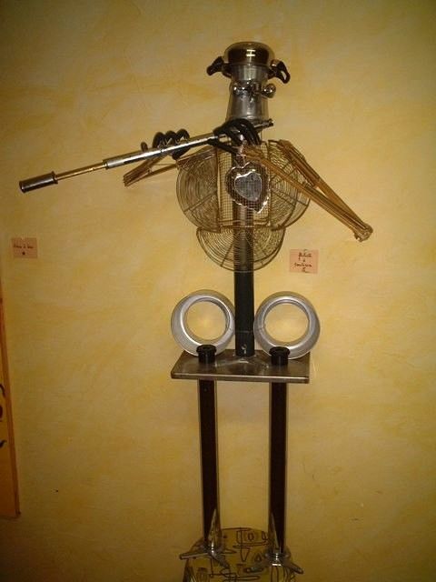 Scultura intitolato "Flutiste à coulisse" da Karlito Randriamahefa Lewandoski, Opera d'arte originale, Metalli