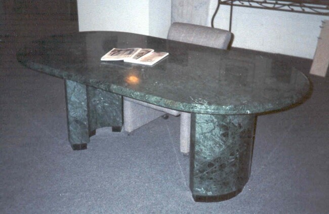 제목이 "Green Marble Table"인 디자인 Kevin Butler로, 원작