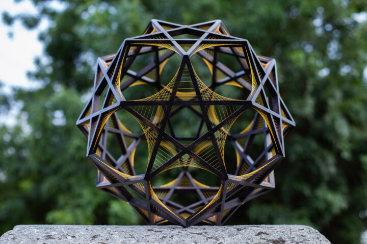 제목이 "Dodecadodecahedron…"인 조형물 Kevin Fernandez (Artwork.e.v)로, 원작, 나무