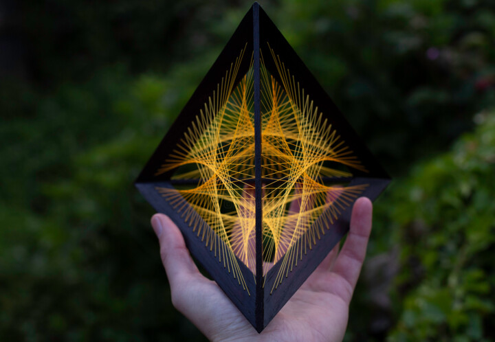 Skulptur mit dem Titel "Tetrahedron | Flowe…" von Kevin Fernandez (Artwork.e.v), Original-Kunstwerk, Holz