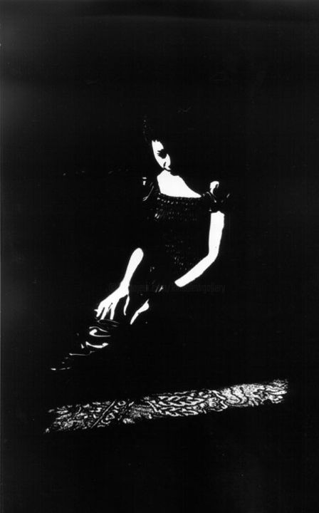 Photographie intitulée "Woman on  a Rug" par Llewellyn Berry, Œuvre d'art originale, Photographie argentique