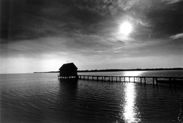 Fotografie getiteld "Boathouse on the Ba…" door Llewellyn Berry, Origineel Kunstwerk, Digitale fotografie