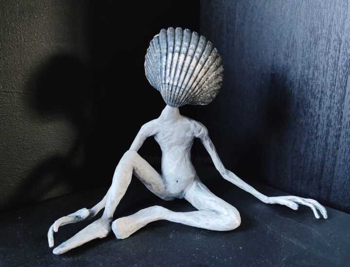 Sculpture intitulée "Aliéné (1)" par Karine Krynicki, Œuvre d'art originale, Papier mâché