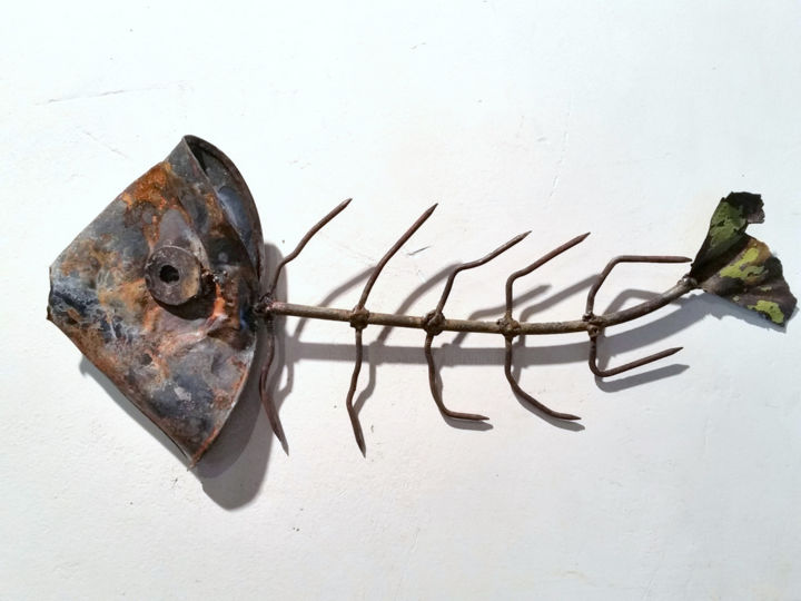 Scultura intitolato "Fish & cheap" da Karine Krynicki, Opera d'arte originale, Metalli