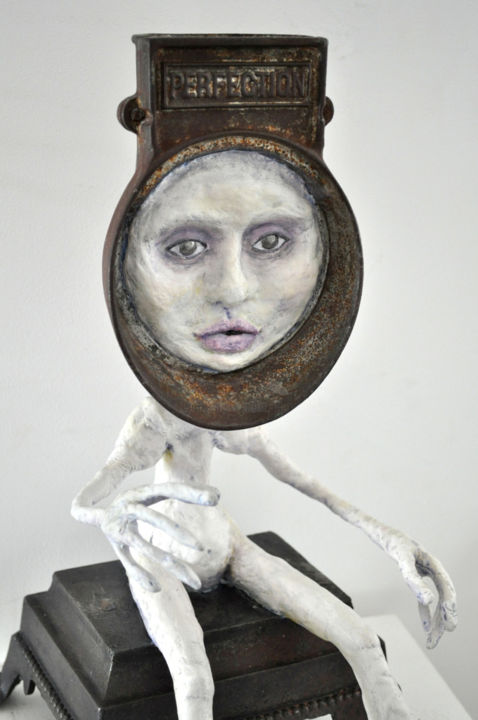 Sculpture titled "Le Poids de la Perf…" by Karine Krynicki, Original Artwork, Metals