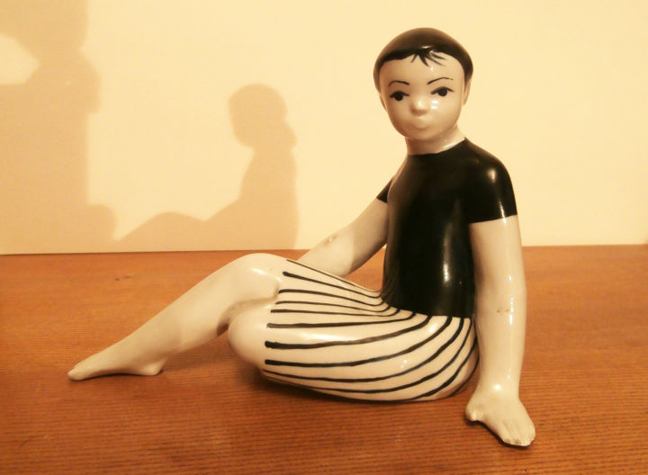 Sculpture intitulée "Girl in a striped s…" par Klavdia Gorbashova, Œuvre d'art originale, Céramique