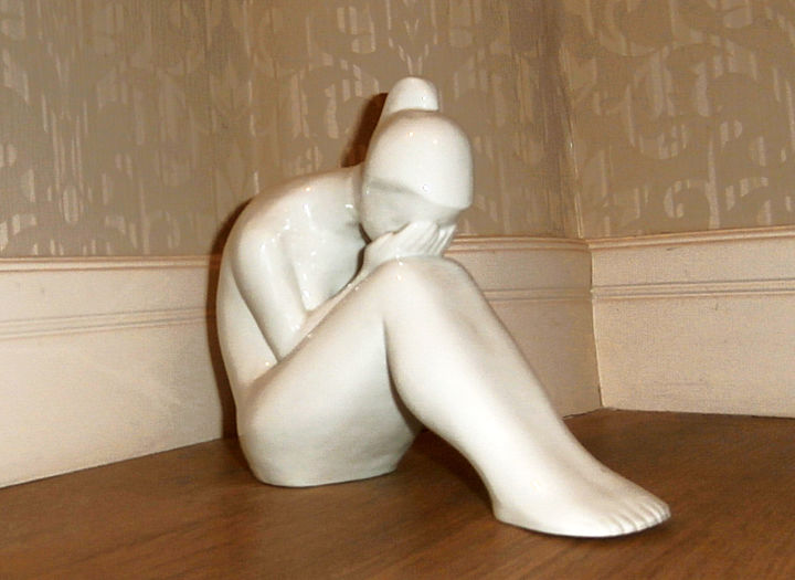 Скульптура под названием "The girl with her f…" - Klavdia Gorbashova, Подлинное произведение искусства, Керамика