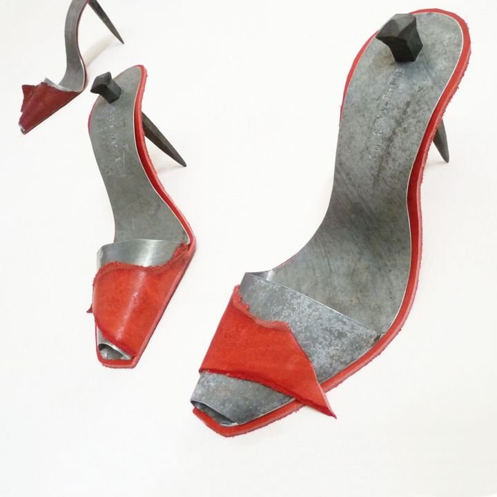 Sculpture intitulée "High Heels Wall Ins…" par Kleinmanzano, Œuvre d'art originale, Métaux