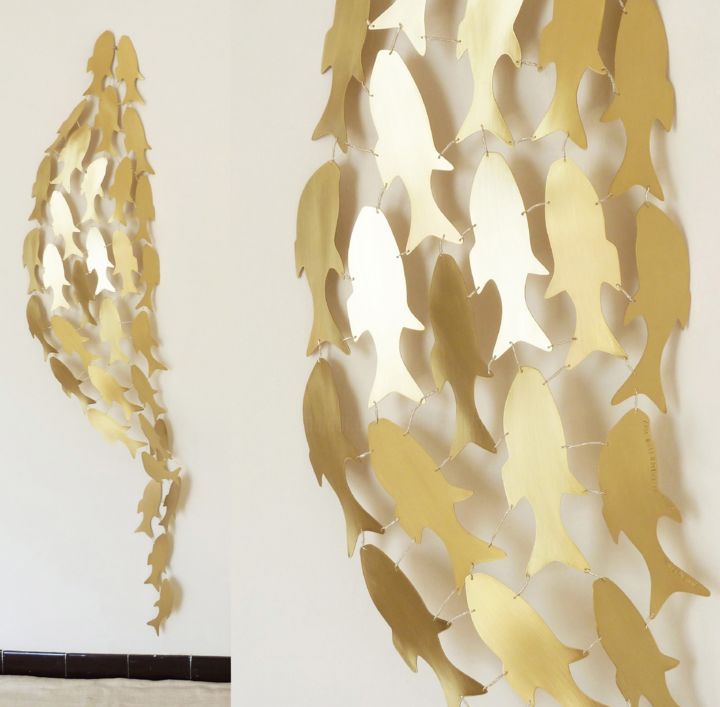 Скульптура под названием "Shoal, the Golden F…" - Kleinmanzano, Подлинное произведение искусства, Металлы