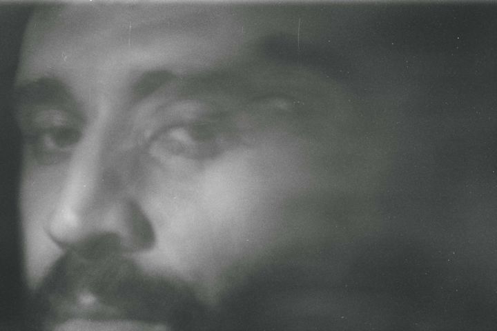 Fotografia intitolato "Portrait of a selfi…" da Kmar Douagi, Opera d'arte originale, fotografia a pellicola