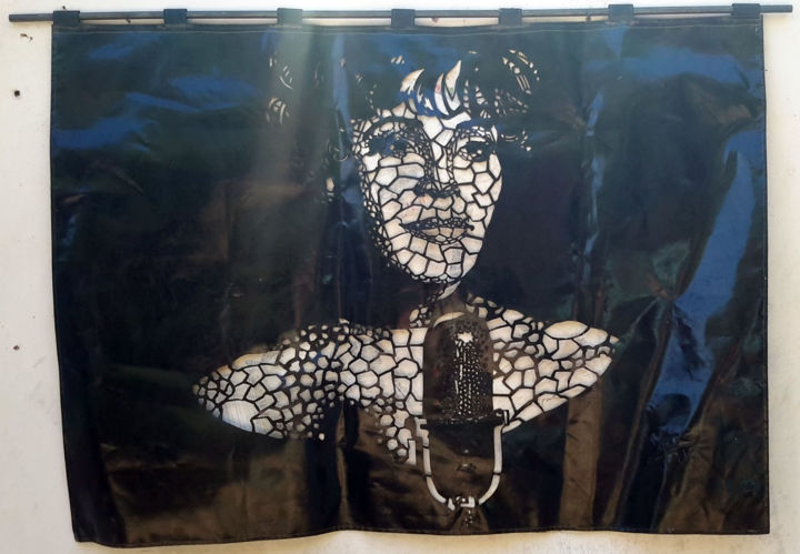 「Whitney Houston.」というタイトルの彫刻 Koffi Mensによって, オリジナルのアートワーク, プラスチック