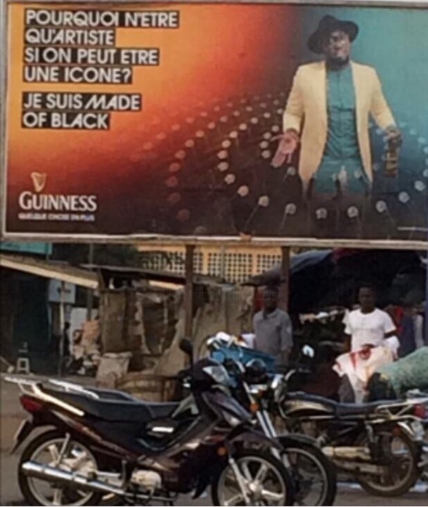 Photographie intitulée "Pub africaine" par Koki, Œuvre d'art originale