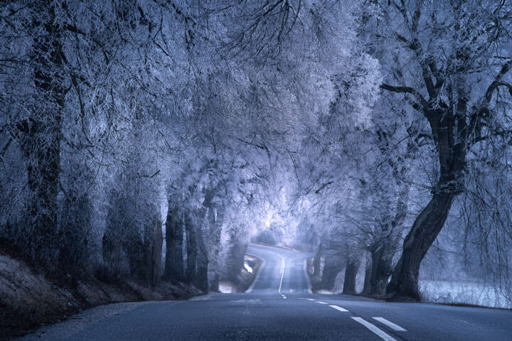 Photographie intitulée "Winter road" par Marek Kopnicky, Œuvre d'art originale, Photographie numérique