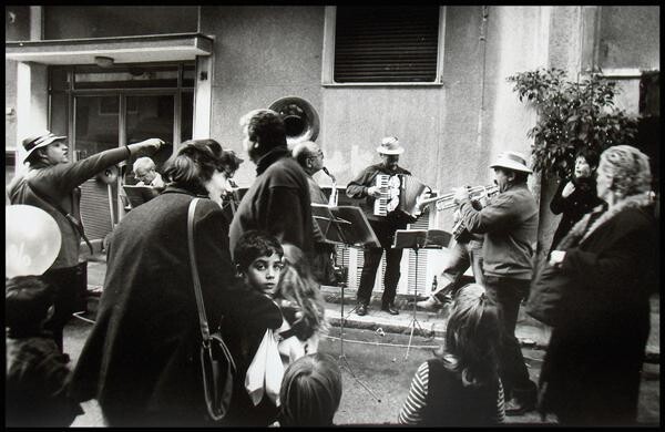 Φωτογραφία με τίτλο "street band" από Kosta Thomaidis, Αυθεντικά έργα τέχνης