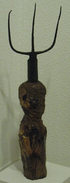 Skulptur mit dem Titel "Tridente" von Kardo Kosta, Original-Kunstwerk, Öl