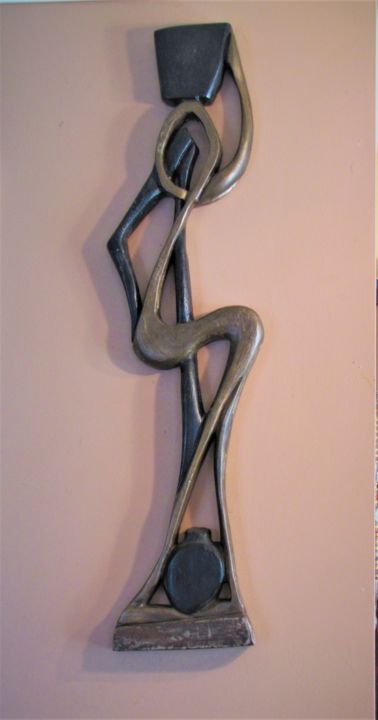 Skulptur mit dem Titel "The Ingenious Woman" von Harry Larweh, Original-Kunstwerk, Holz