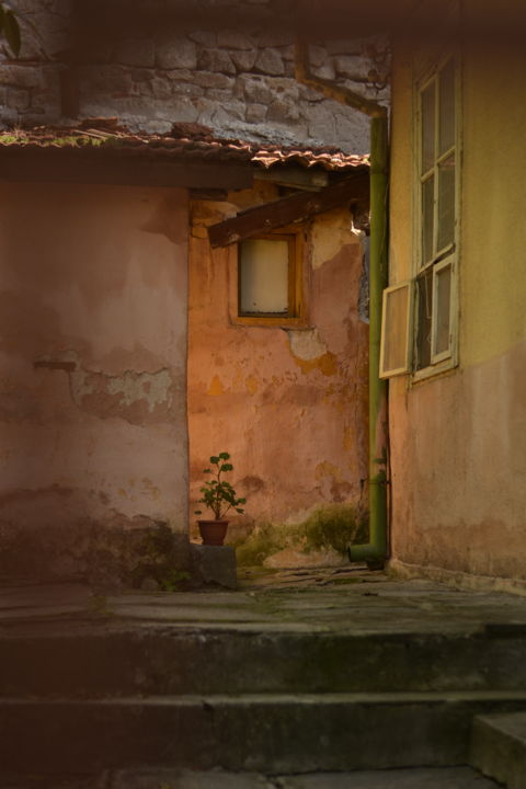 Photographie intitulée "Outside house" par Kmihov, Œuvre d'art originale, Photographie non manipulée