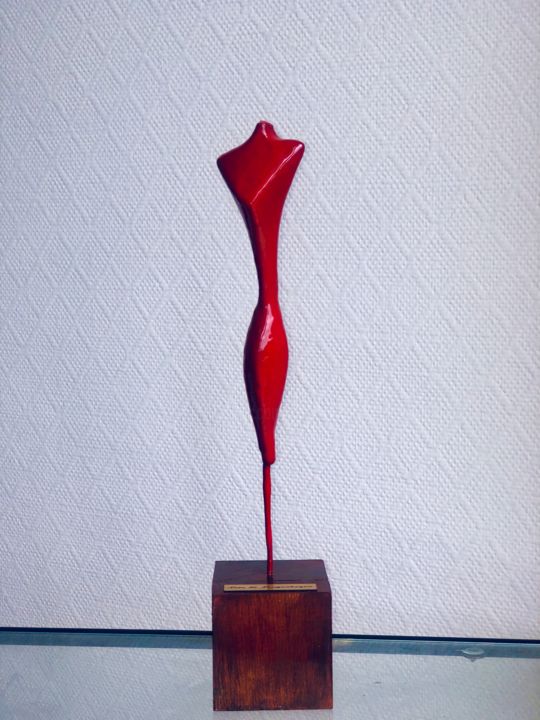 Skulptur mit dem Titel "Déesse rouge" von Loïc De Langenhagen, Original-Kunstwerk, Harz
