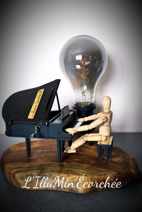 Художественная композиция под названием "Le Pianiste" - L'Illumin'Écorchée, Подлинное произведение искусства, Светильник