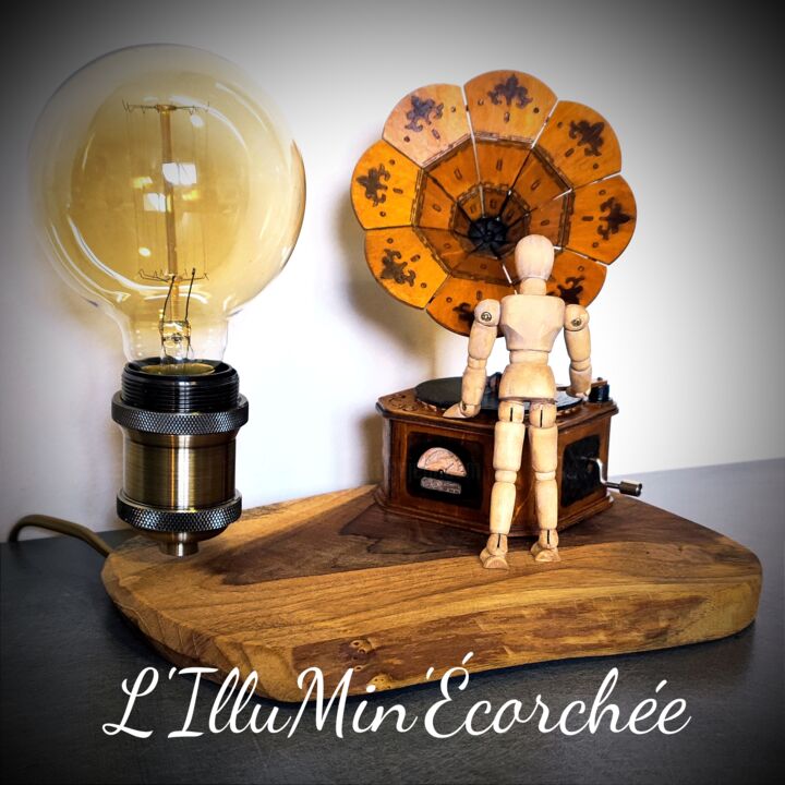 Design titled "Le Gramophone" by L'Illumin'Écorchée, Original Artwork, Luminaire