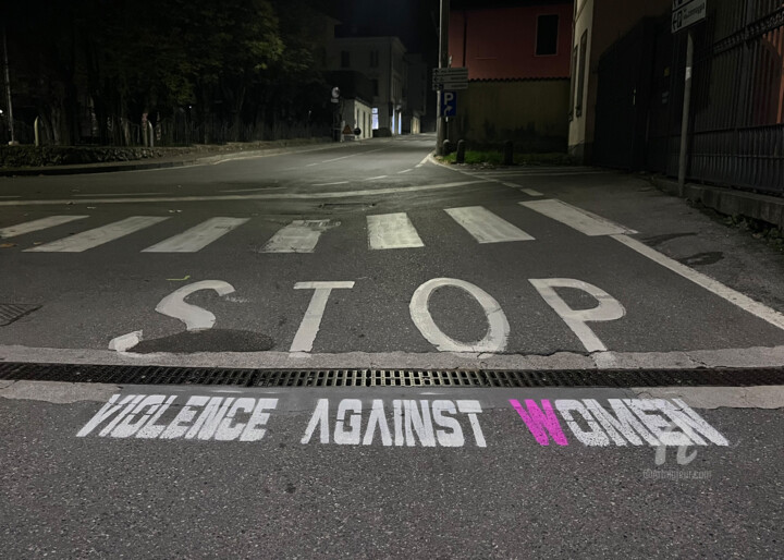 Pintura intitulada "Stop Violence Again…" por Luz, Obras de arte originais, Tinta spray