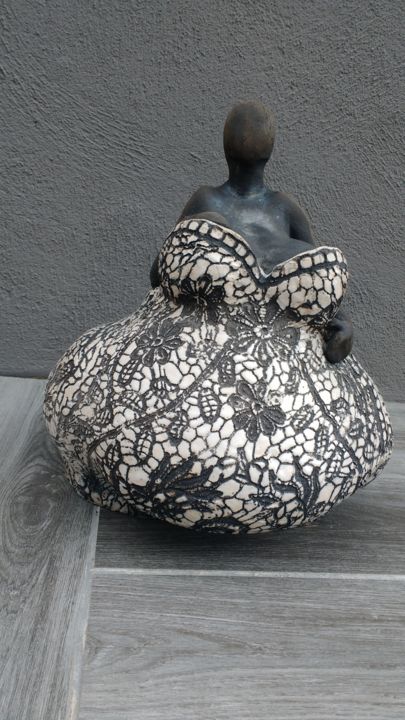 Escultura intitulada "Mère Eternelle à la…" por Frédérique Lacroix Damas, Obras de arte originais, Cerâmica