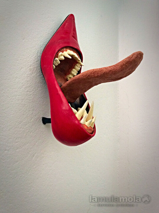 "Zapato gritón Señora" başlıklı Heykel Lamu Lamola tarafından, Orijinal sanat