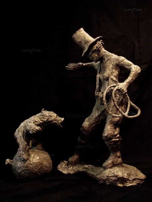 Sculpture intitulée "dompteuse d'ours" par Lamy Tcha, Œuvre d'art originale, Résine