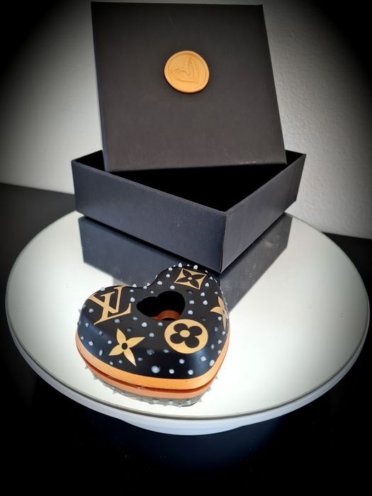 Sculpture titled "DONUTS HEART VUITTON" by Didier Lannoy, Original Artwork, Resin
