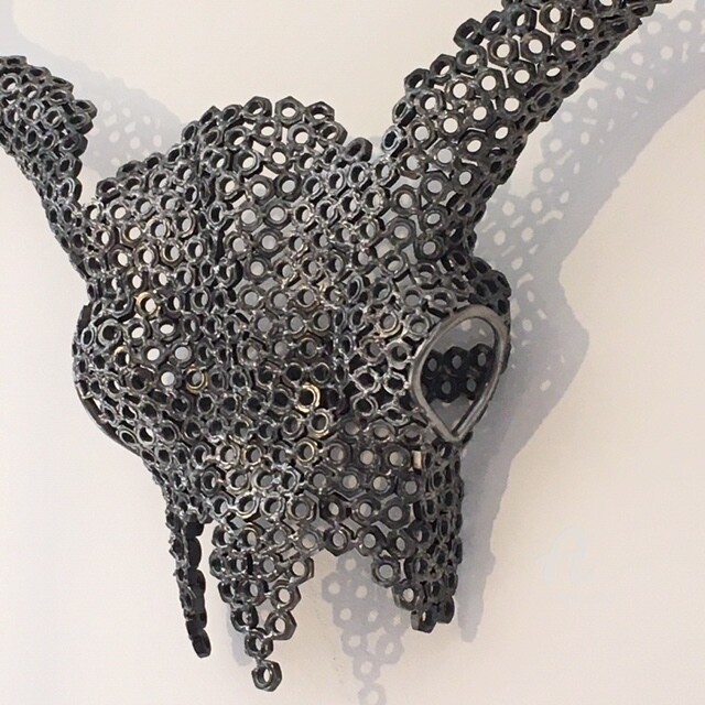 Escultura titulada "tête de toro" por Henri Ureta, Obra de arte original, Acero inoxidable Montado en Metal