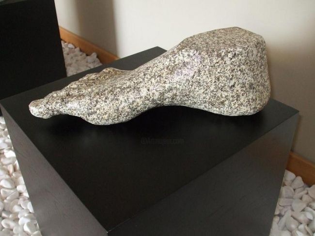 Skulptur mit dem Titel "standing stone" von Luís Laranjeira, Original-Kunstwerk, Stein