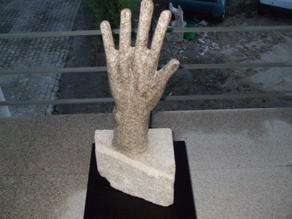 Skulptur mit dem Titel "mão estendida" von Luís Laranjeira, Original-Kunstwerk, Stein