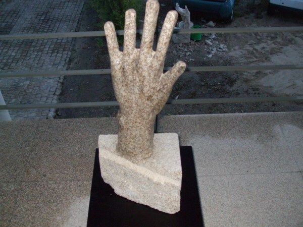 Escultura intitulada "mão estendida" por Luís Laranjeira, Obras de arte originais, Pedra