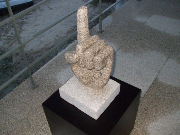 Skulptur mit dem Titel "o dedo" von Luís Laranjeira, Original-Kunstwerk, Stein