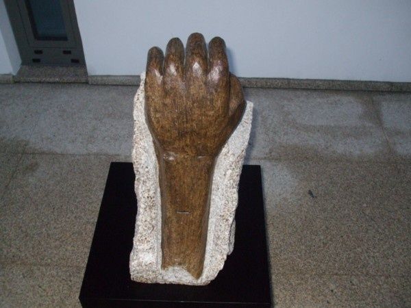 Skulptur mit dem Titel "punho cerrado" von Luís Laranjeira, Original-Kunstwerk, Stein