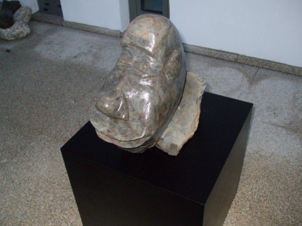 Skulptur mit dem Titel "cabeçorra" von Luís Laranjeira, Original-Kunstwerk, Stein
