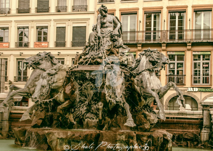 Фотография под названием "Fontaine de la plac…" - Shali Photographie, Подлинное произведение искусства