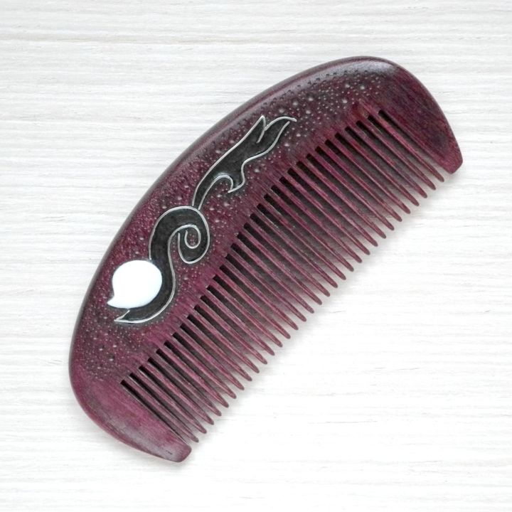 「Wooden hair comb wi…」というタイトルのデザイン Valerii Latyshevによって, オリジナルのアートワーク, 付属品