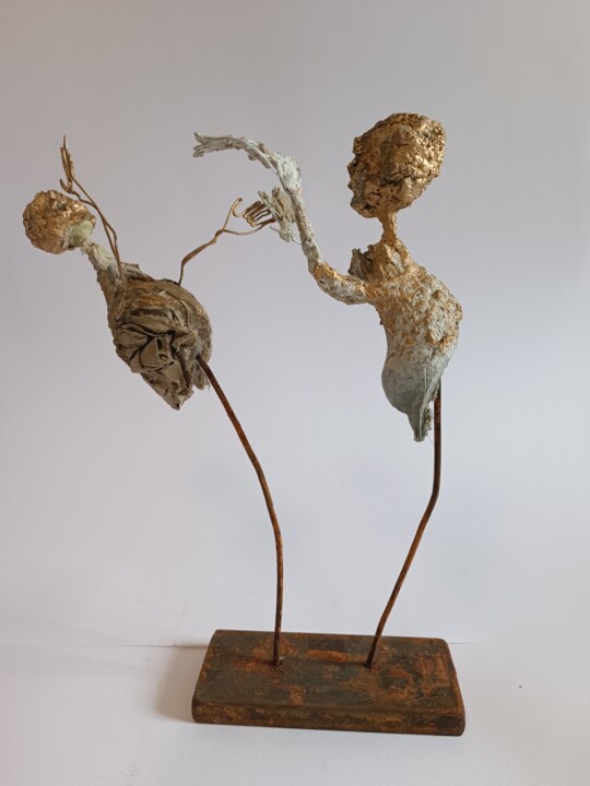 Sculpture intitulée "Jeu de mains  - je…" par Laurence Pustoc'H, Œuvre d'art originale, Papier mâché