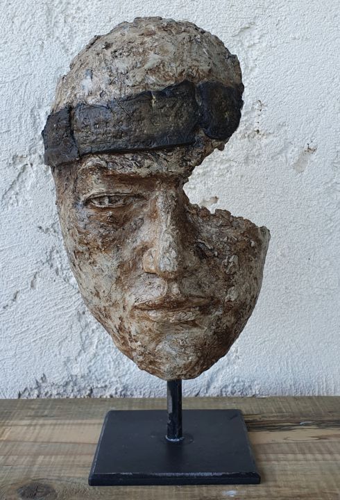 Sculpture titled "Merliuje" by Laurence Bigand, Original Artwork, Clay