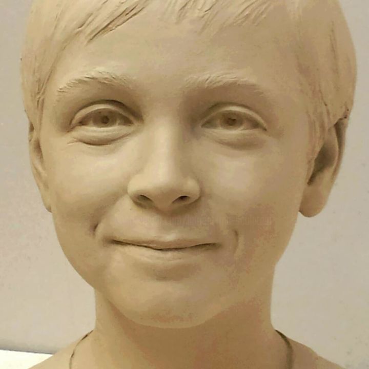 Sculpture titled "Portrait enfant, dé…" by Laurent Mc, Original Artwork, Clay