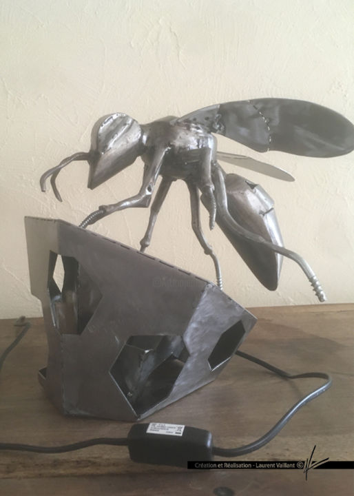 Sculpture titled "L abeille" by Laurent Vaillant, Original Artwork, Metals