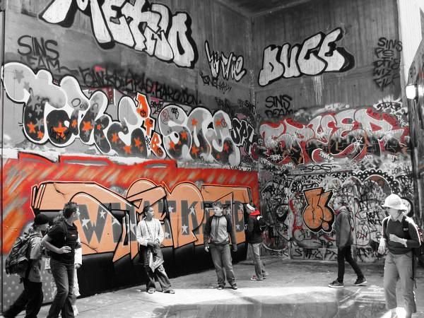 Photographie intitulée "Graffiti Kids" par Lchod, Œuvre d'art originale