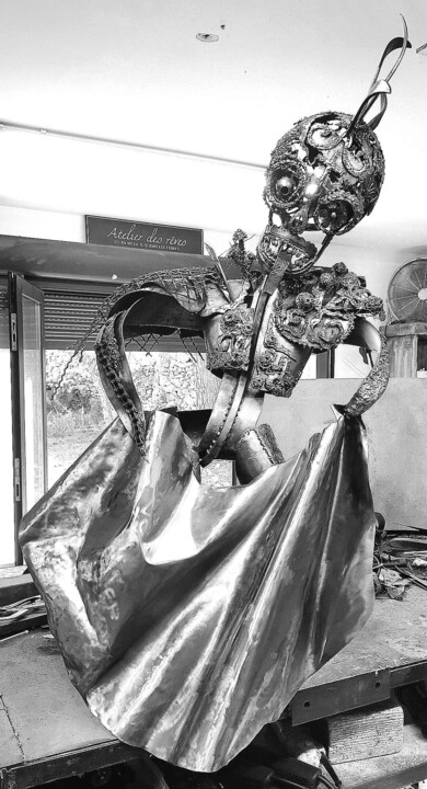 Sculpture titled "Gladiapunktorero" by Le Petit Juan, Original Artwork, Metals