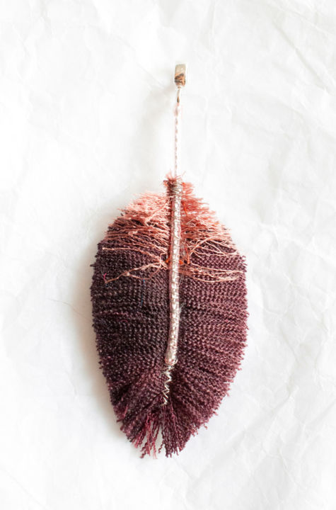 Textile Art με τίτλο "Pendentif plume de…" από Léa Coutureau, Αυθεντικά έργα τέχνης, Νήμα